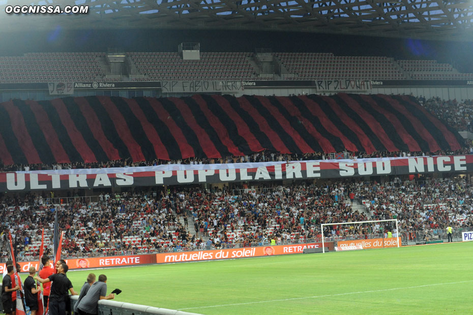 Grand voile rouge et noir en BSN pour l'ouverture du championnat contre Monaco