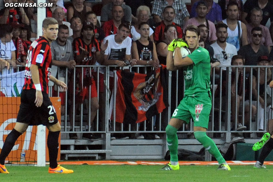 Simon Pouplin est titulaire dans les buts, avec Maxime Le Marchand en défense devant lui