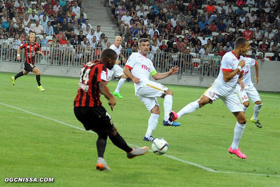 Alassane Plea centre fort devant le but