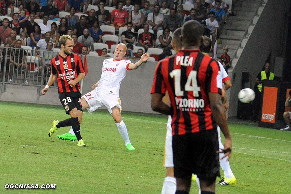 Valere Germain reprend le ballon et ouvre le score !