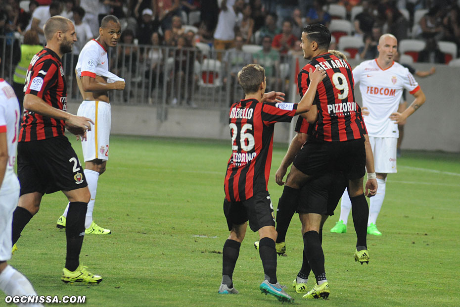 Hatem Ben Arfa et Vincent Koziello viennent féliciter le buteur