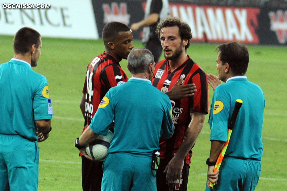 Paul Baysse va s'expliquer en fin de match avec M. Jaffredo à propos de ses décisions à sens unique...