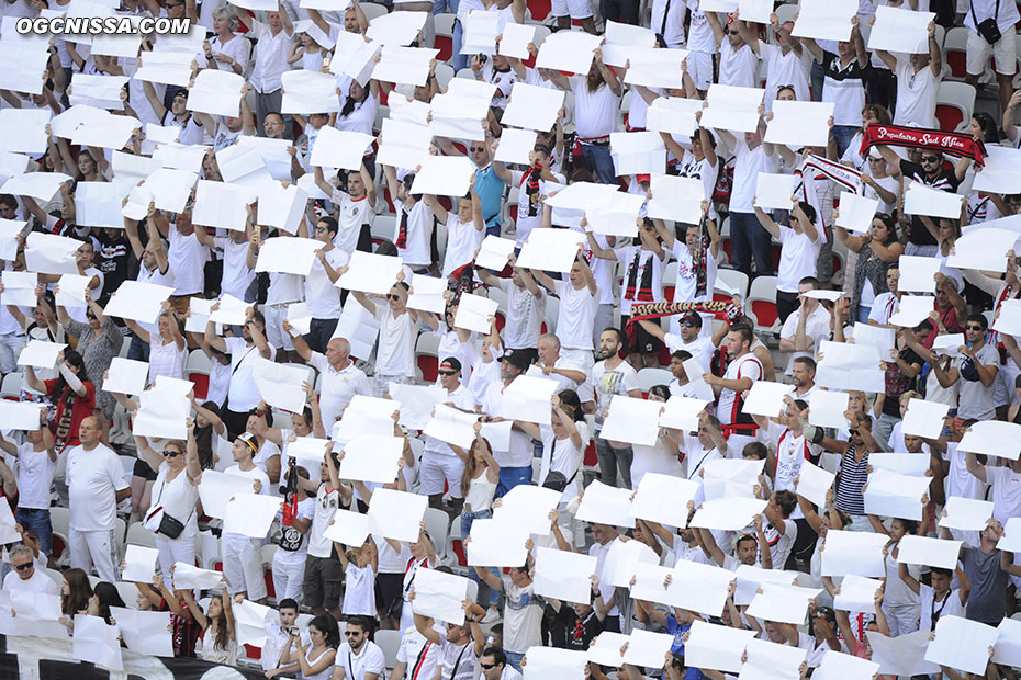 Les supporters du Gym sont venus habillés de blanc