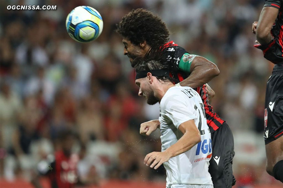 Mais au bout des arrêts de jeu, d'une tête piquée, Dante Bonfim redonne l'avantage à Nice