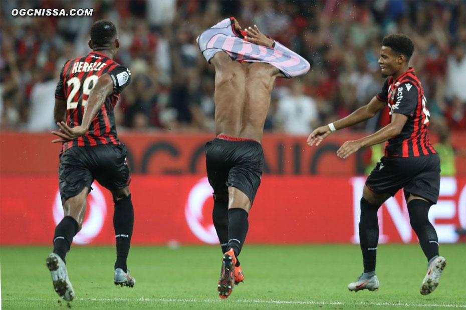 La joie sur le but de Dante Bonfim