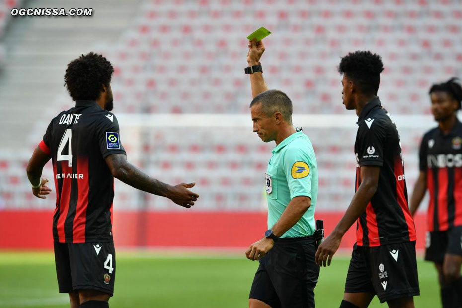 Dante Bonfim écope d'un jaune pour s'être fait allumer le coude dans la surface, ce qui donne un pénalty à Lens. Risible.