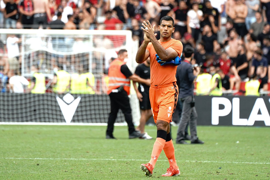 Walter Benitez salut les supporters niçois. Match nul et vierge pour cette première.