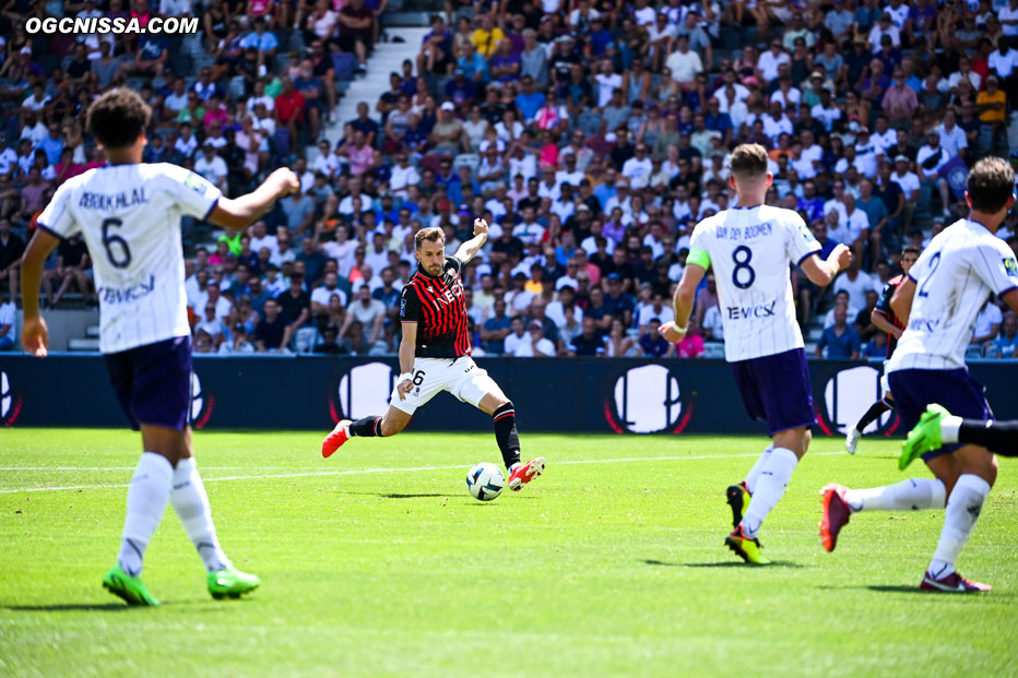 Tout juste entré en jeu, Aaron Ramsey frappe sur son premier ballon