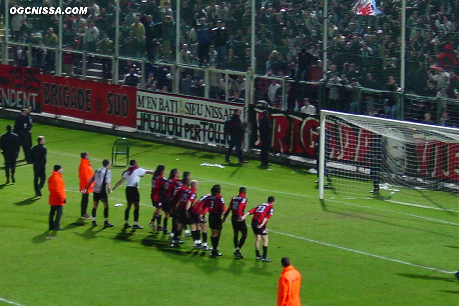 Les joueurs fêtent la victoire avec la BSN