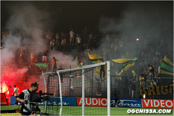 Les Ultras Nantais, la Brigade Loire, se font remarquer après leur arrivée tardive