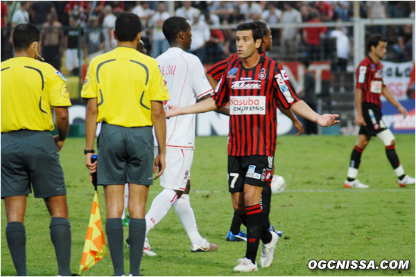 A la pause, Jeunechamp ne comprend pas la décision de l'arbitre où il est soit disant fautif sur le penalty