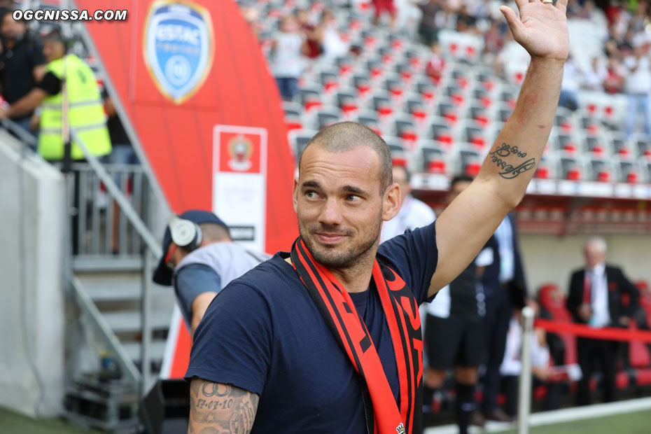 Wesley Sneijder est présenté au public avant le match