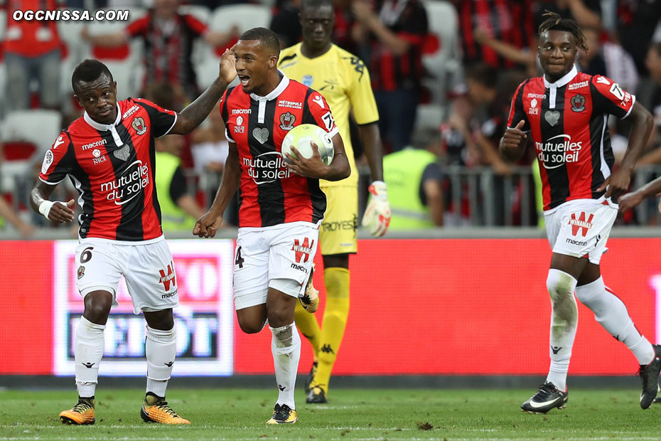 Jean-Michael Seri et Allan Saint Maximin félicitent Alassane Pléa