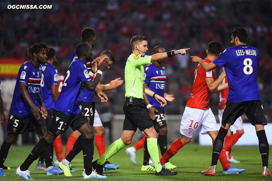 A l'aide de la VAR, M. Letexier accorde un penalty à Nîmes en fin de première période