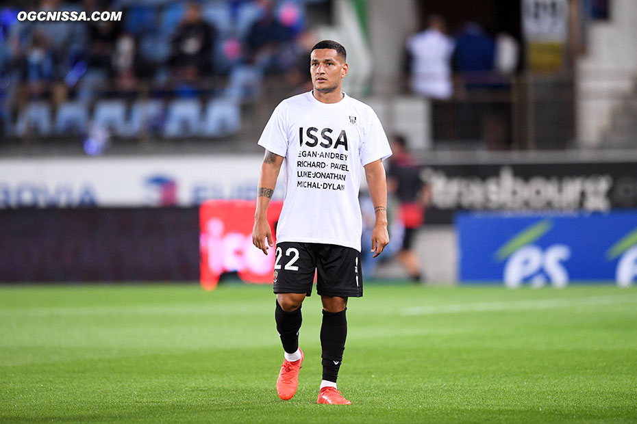 Rony Lopes et les Aiglons portent un tee-shirt de soutiens à l'équipe de cyclisme INEOS lors de l'échauffement