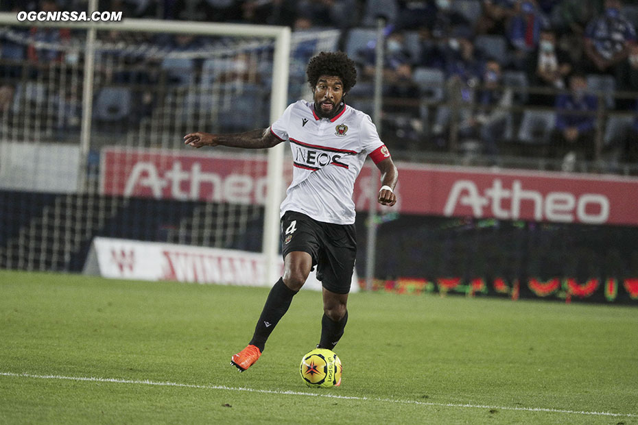 La charnière centrale est composée de Dante Bonfim