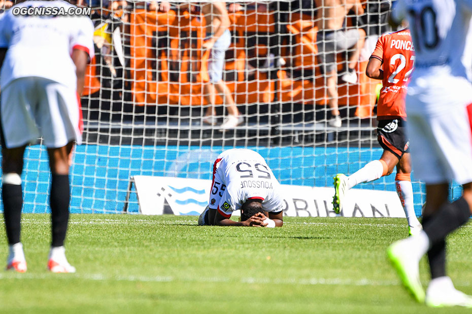 Youssouf Ndayishimiye perd un ballon devant sa défense, ce qui permet à Lorient d'égaliser