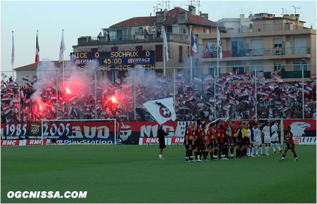 Magnifique rendu du tifo BSN à l'entrée des deux équipes