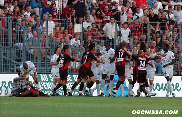 Les espris sont déjà chaud en ce début de match