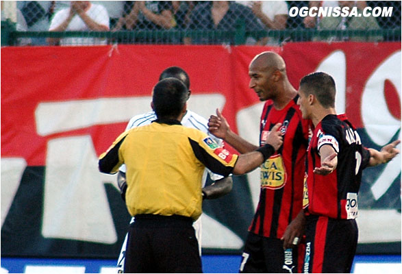 On sent beaucoup de tension sur le terrain. L'arbitre tente de calmer tout le monde. Sammy Traoré et Cédric Varrault en première ligne