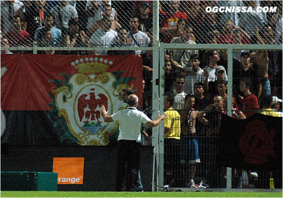 Les tribunes niçoises grondent. L'arbitre fait évacuer le terrain. Le président Cohen essaye de calmer les espris.