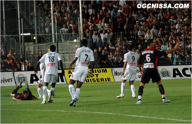 Nice pousse. Sébastien Roudet s'effondre dans la surface ! L'arbitre désigne le point de pénalty !