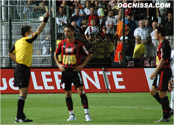 Sébastien Roudet écoppe finalement d'un carton jaune et le penalty est annulé.