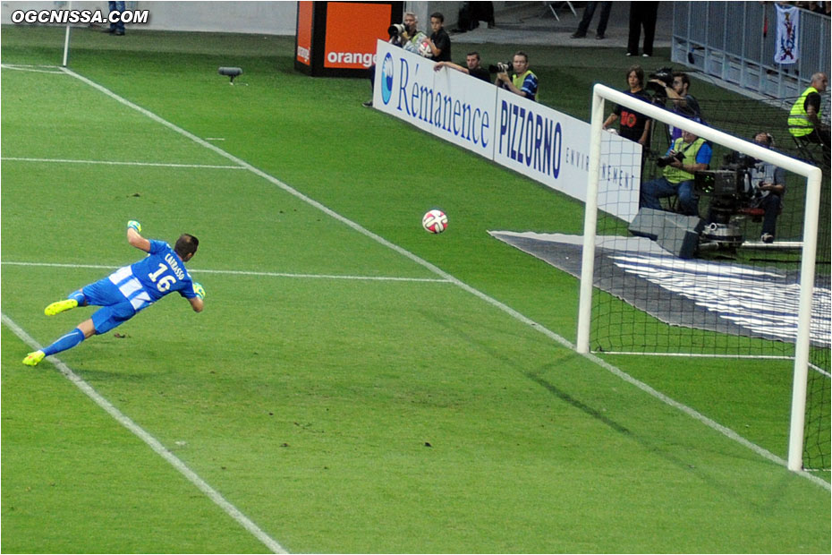 Le ballon lobe Carrasso ! 1 - 0 !!