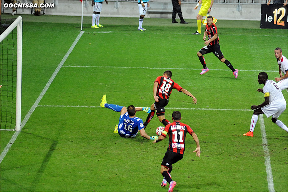 Tout comme Neal Maupay, qui rate de peu le ballon sur cette occasion