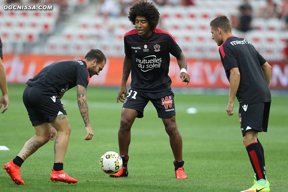 Dante Bonfim a l'échauffement, avec Alexy Bosetti et Remi Walter