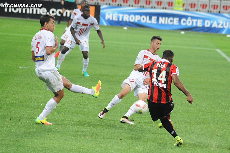 Tentative d'Alassane Pléa devant Renato Civelli