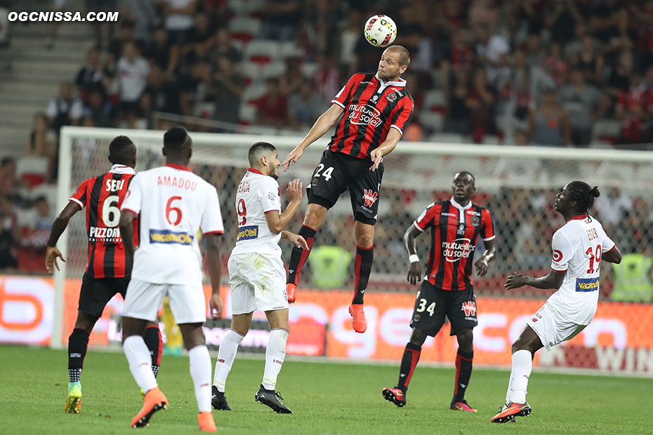 Mathieu Bodmer, devant Malang Sarr