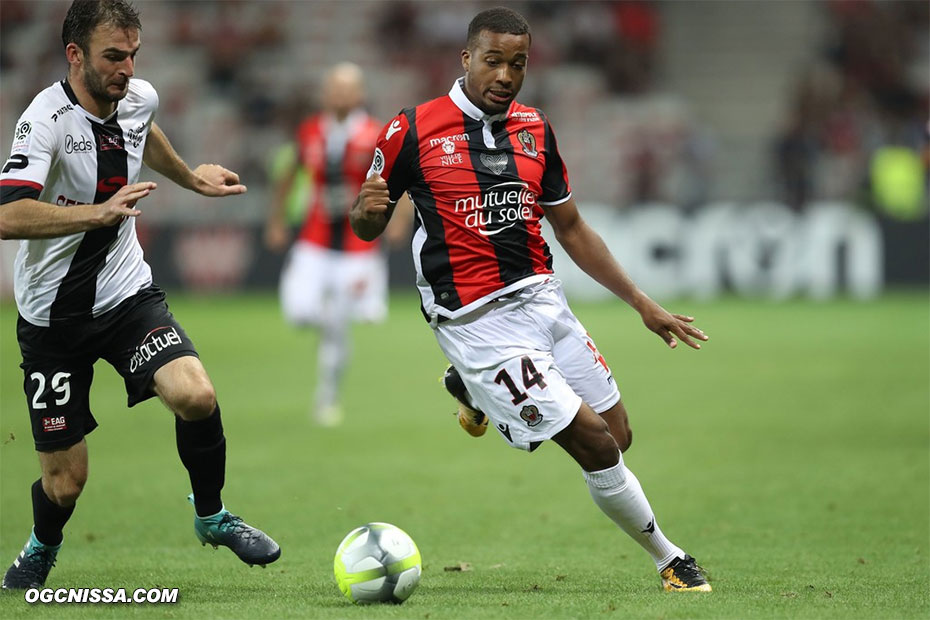 Alassane Pléa déborde en début de seconde période