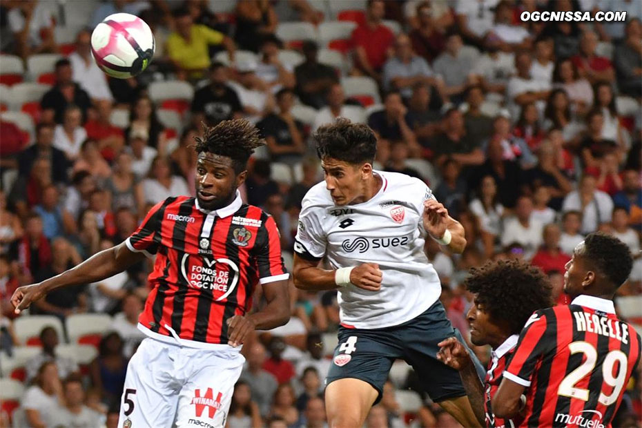 Mais sur un contre, c'est Dijon qui ouvre le score. Adrien Tameze est trop court de la tête.