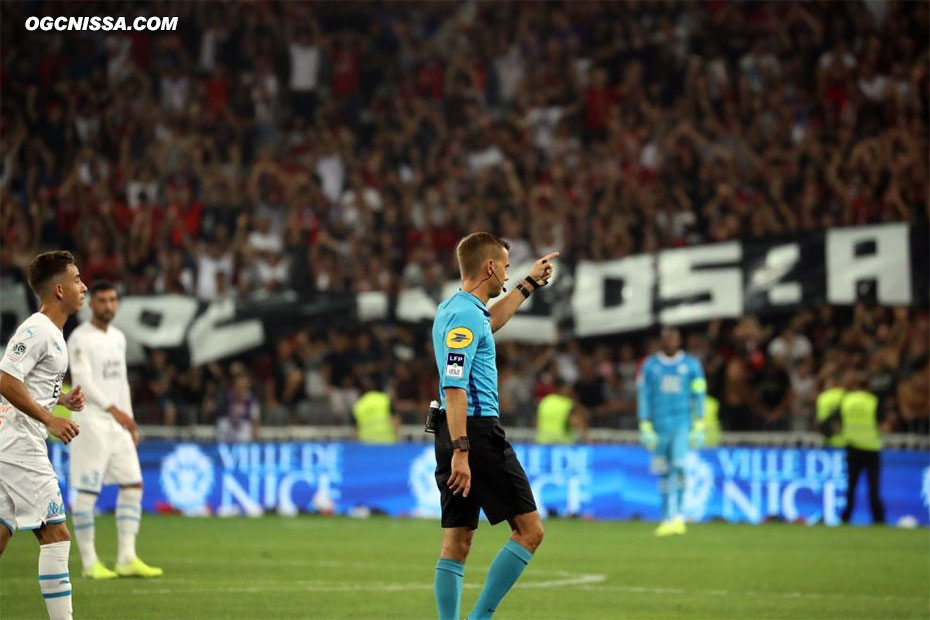 L'arbitre de la rencontre M. Turpin stoppe le match