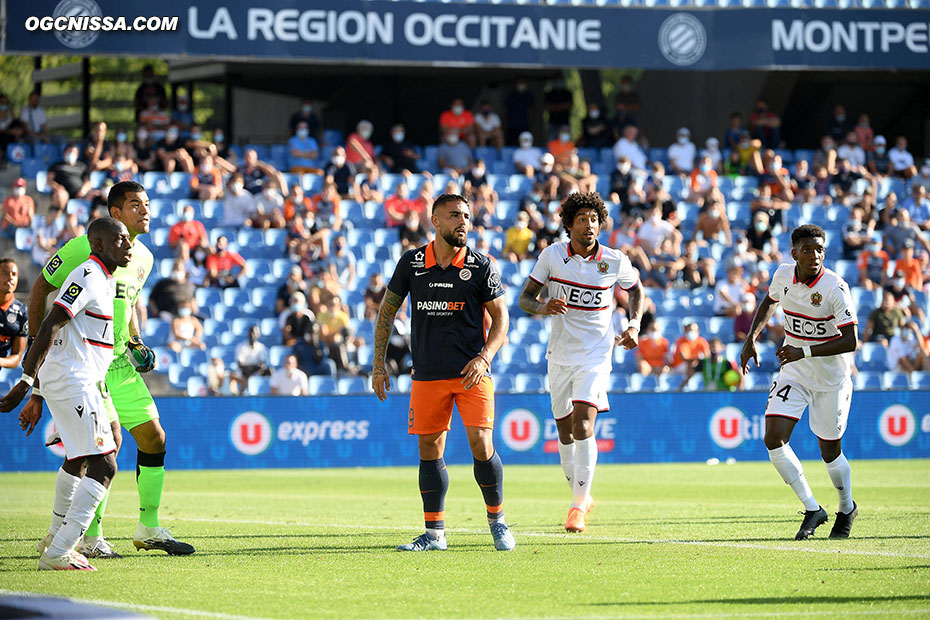 La défense niçoise avec Hassane Kamara, Walter Benitez, Dante Bonfim et Andy Pelmard