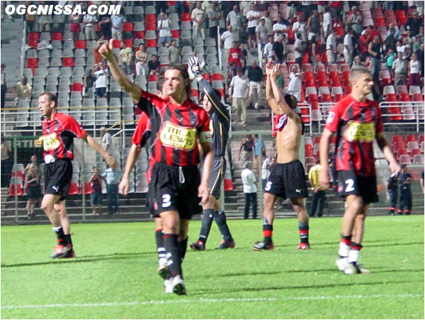 Nice s'impose face à Sochaux. Eric Roy, José Cobos, Cédric Varrault et les autres joueurs viennent saluer le public