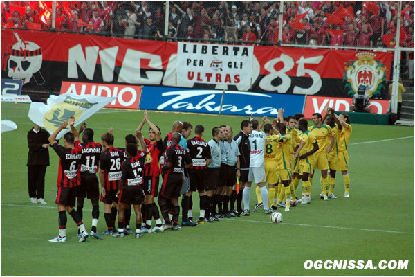 Les joueurs saluent le public