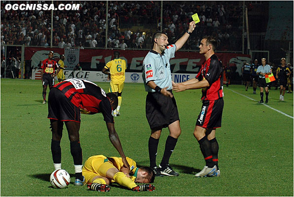 Un jeu très dur et beaucoup de cartons sur ce match. Ici pour Sébastien Roudet