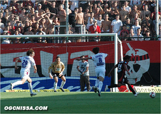 Marama Vahirua pique le ballon à Juninho au milieu de terrain et part en contre...