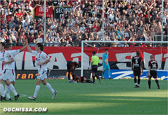 Lyon prend l'avantage, un but pourtant avec un lyonnais hors jeu. Abardonado reste au sol sur l'action.