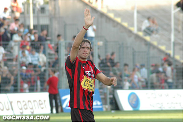 Jacques Abardonado, toujours présent pour saluer les supporters, en cas de victoire mais aussi en cas de défaite.