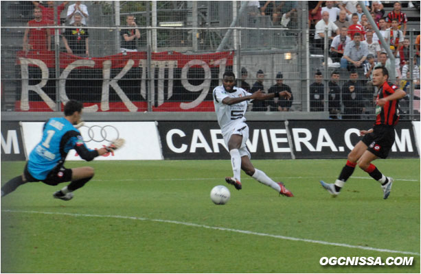 Rennes est à deux doigts d'ouvrir le score, Thomert trouvant le poteau de Lloris sur cette action