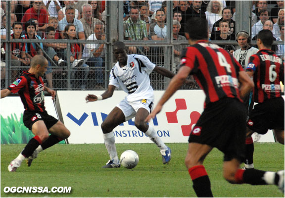 Rod Fanni, ancien niçois, pose des problème sur le côté gauche de la défense