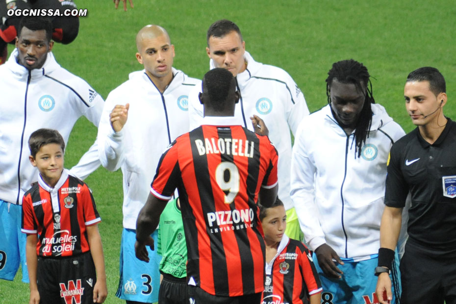 La traditionnelle poigné de main, avec Mario Balotelli déjà craint par certains et admiré par d'autres