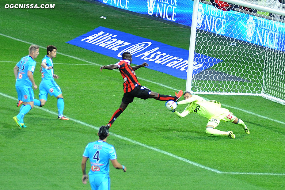 La première occasion pour Mario Balotelli, qui manque de peu le ballon