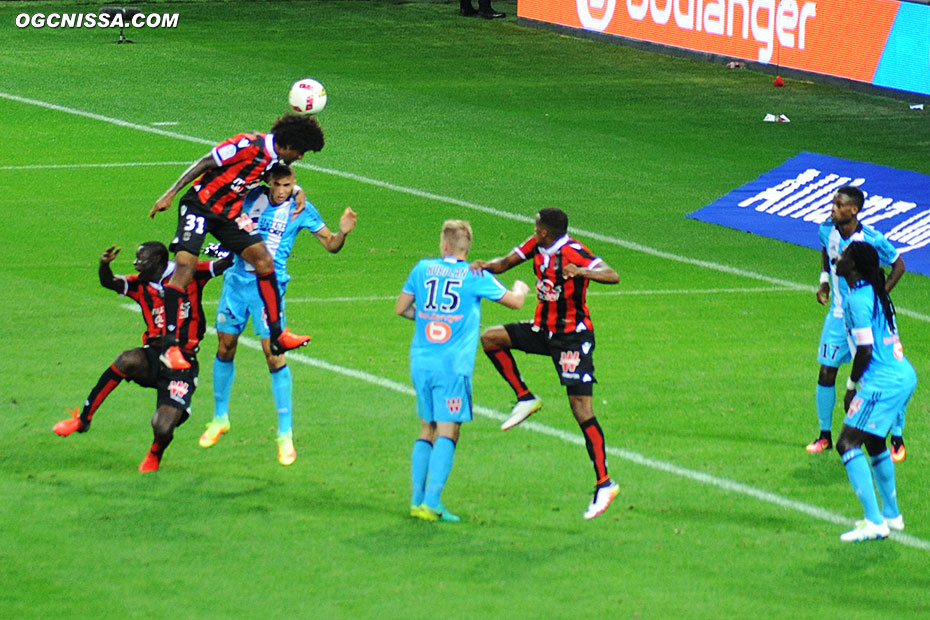 Dante Bonfim plus haut que tout le monde