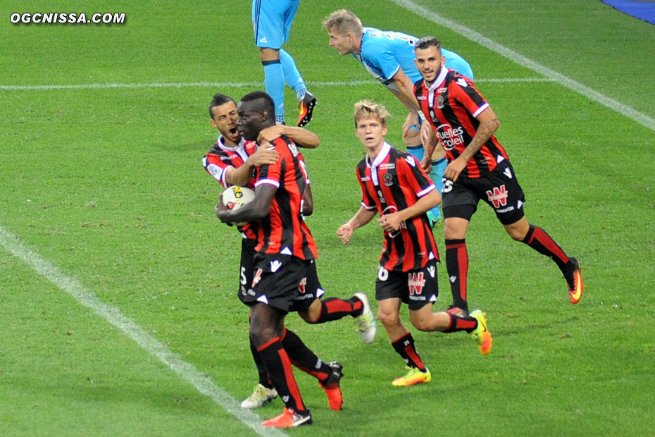 Younes Belhanda félicite Mario Balotelli, devant Vincent Koziello et Valentin Eysseric