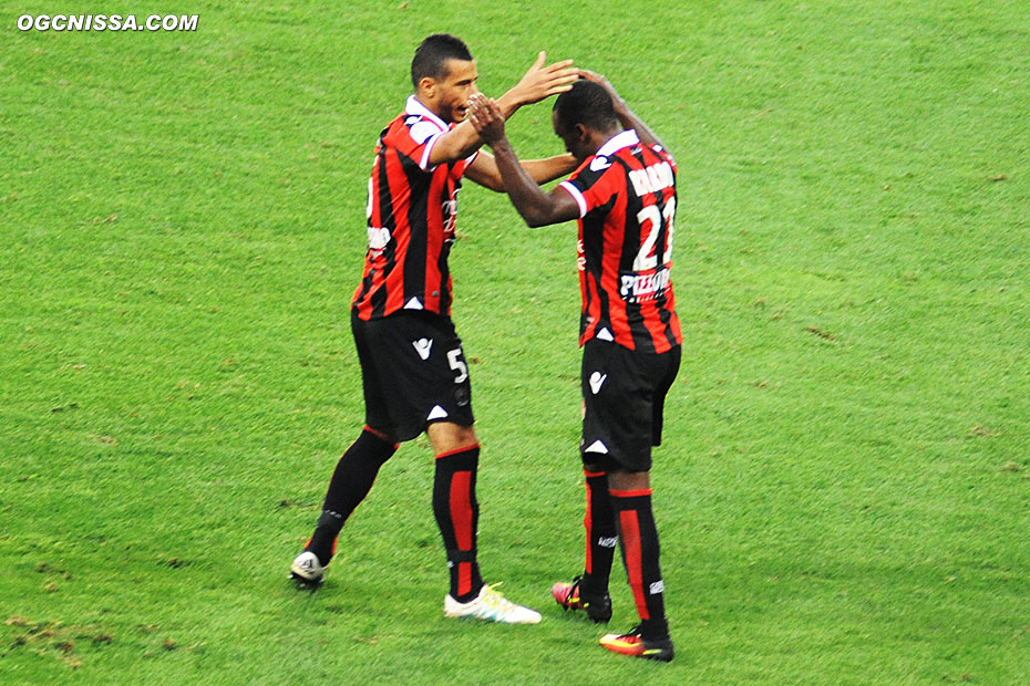 Younes Belhanda félicite le passeur décisif Ricardo Pereira