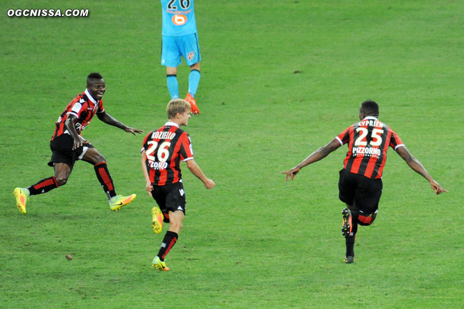 Wylan Cyprien donne l'avantage à Nice, pour la plus grande joie de Jean-Michael Seri et Vincent Koziello